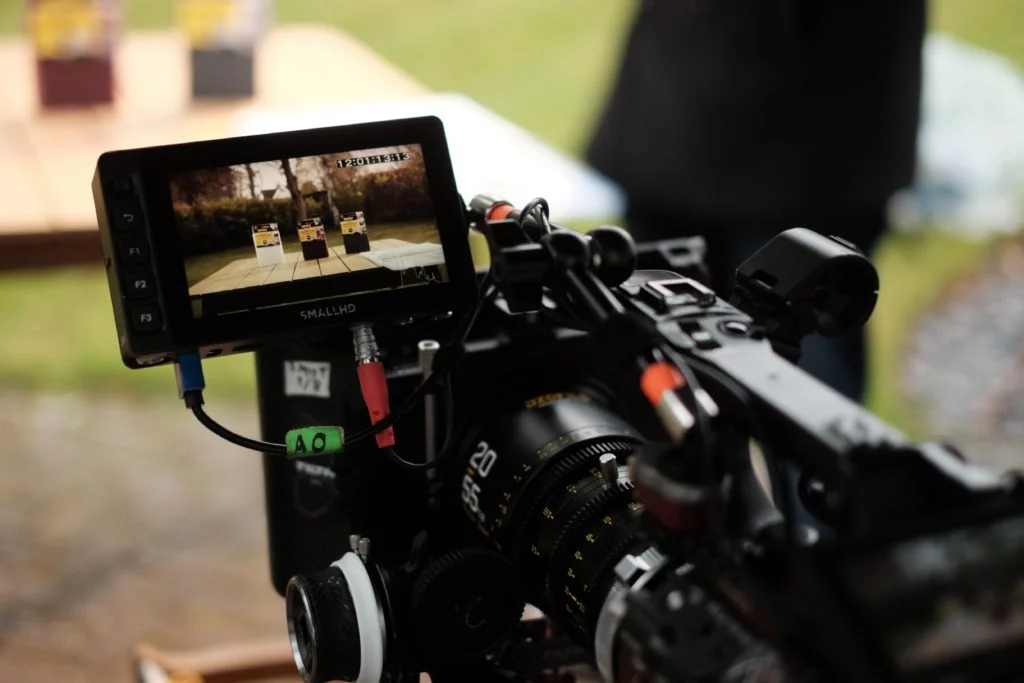 Saint-Gobain Abrasives - Industrial Video Campaign 3 A Camera Pointed At Some Oakey Hand Pads Displayed On A Wooden Table.
